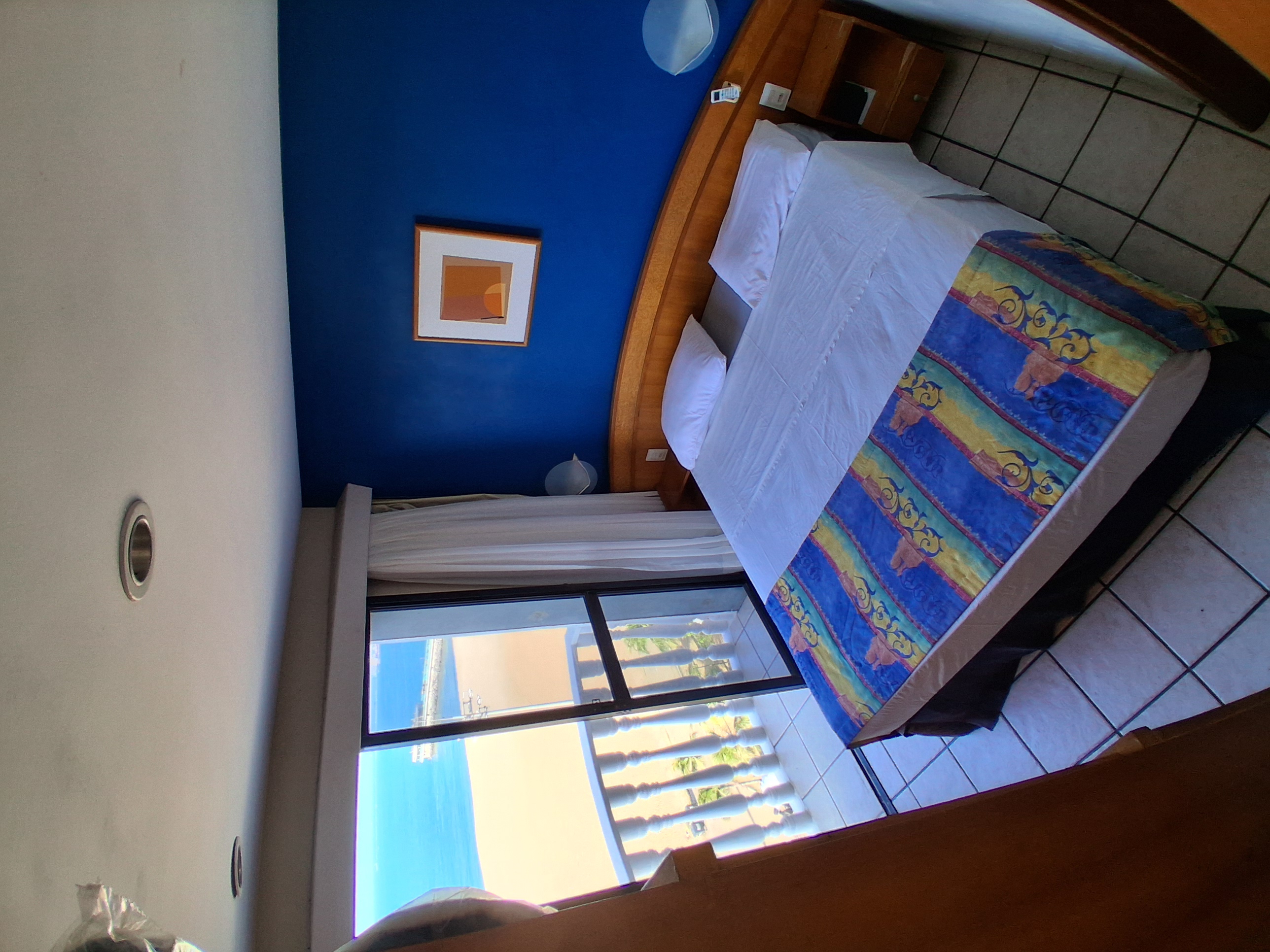 Sala do AP 1001 com varanda e vista mar